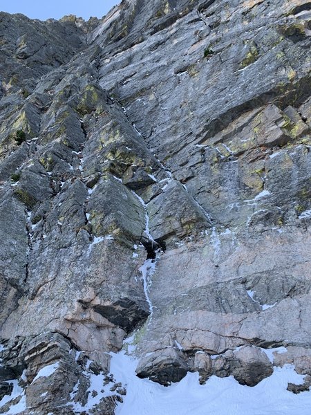 The 1st pitch follows the prominent, low-angle dihedral/ramp. It is slightly more than 60m to the belay at the fixed rap anchor.
