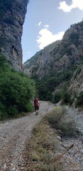 Istentales sector. The north wall is just to the hiker's left. On the other side of the river bed is the south wall. November 2019.