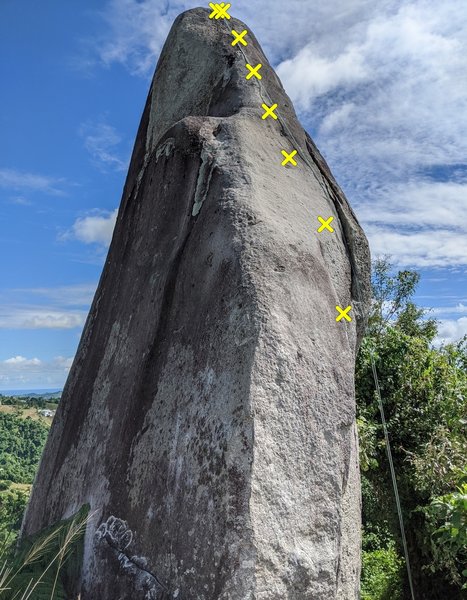 Rope on anchor shared between La Fácil and Rey del Rock. All bolts on La Fácil after the bottom one are marked.