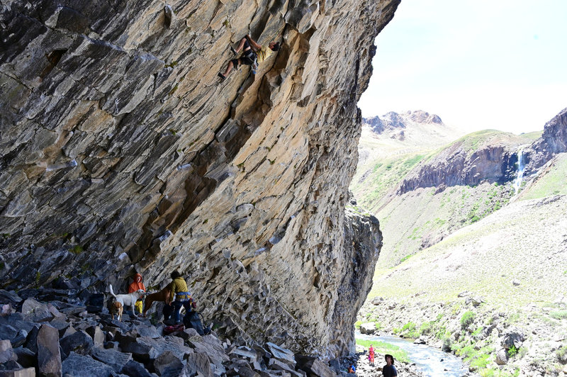Getting into the crux bulge at the top of the left-arching flakes on "Anarquía Creativa".