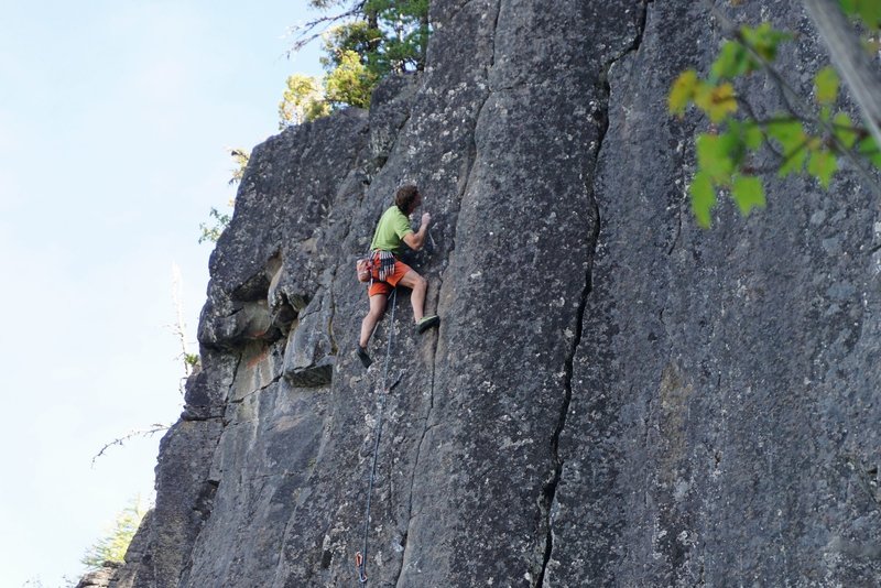 First gear in thin crack
