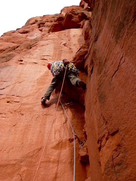 Kole DeCou leads the first pitch. Thin cracks + soft rock, yay!