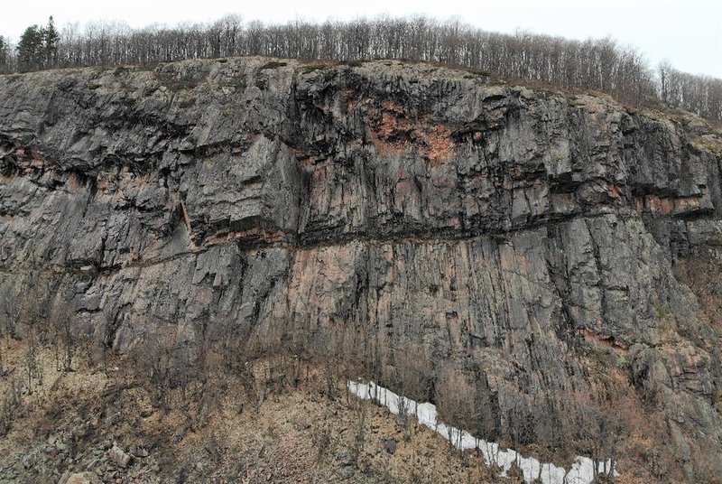 Far right end of bluff. Tallest overall section, but only the slabs below the break are viable.