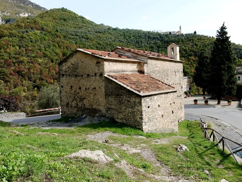 Trail to Telematica behind little church on corner in Colletta