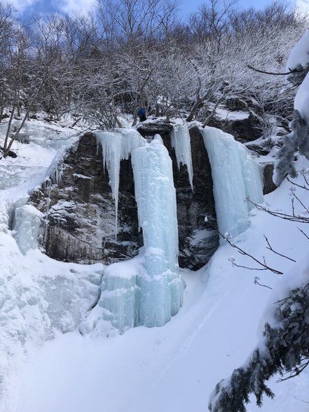 The pillar is completely detached; note the cracks at the top and on the lower left. Jan 2 '20.