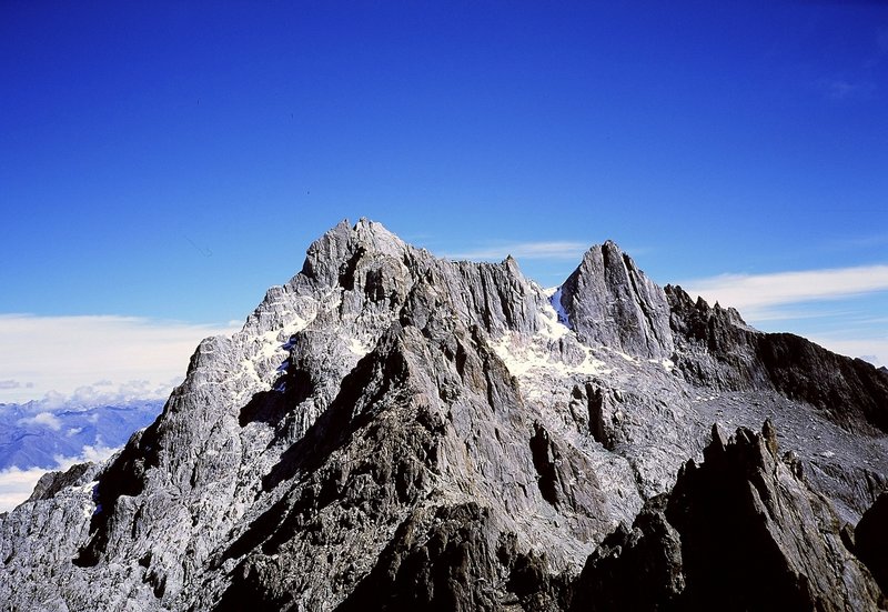 Pico Bolívar from near the tram at Pico Espejo. Main summit on the left, with the Garganta Bourgoin snowfield and Abanico peak to the right.
