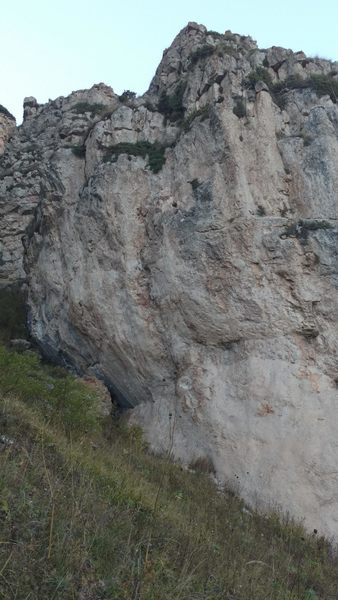 Goes up the overhanging crack in the middle of the photo