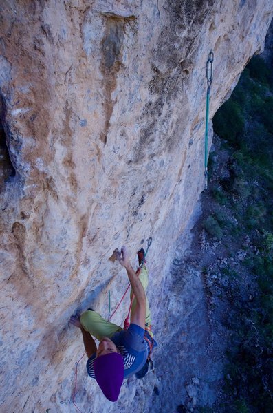 The thread on the left is your one chance to rest before 40 feet of hard climbing, unfortunately getting to it is also hard.