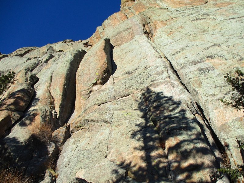 Left to right: the chimney of pitch 1 of Banana Peel, the dihedral of Bonzo, the chimney of pitch 1 of Mr. President.