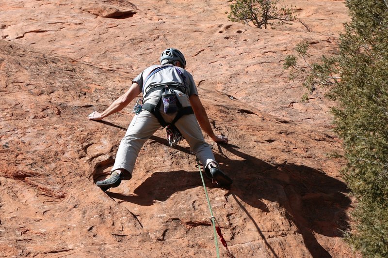 Photo 1 (left): stepping left to a small dihedral below the second bolt. It helped us to gain altitude. The flakes are friable and very sandy!