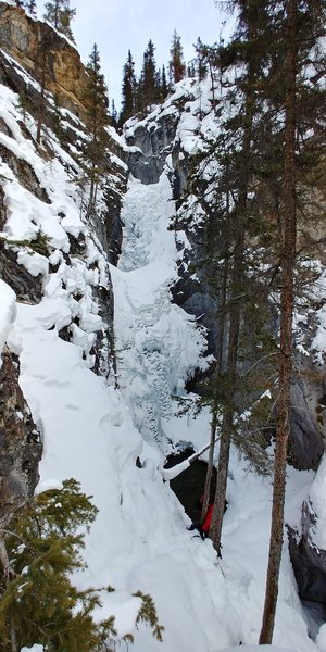 Scrambling down to the last two pitches of Silverton Falls from the viewpoint.