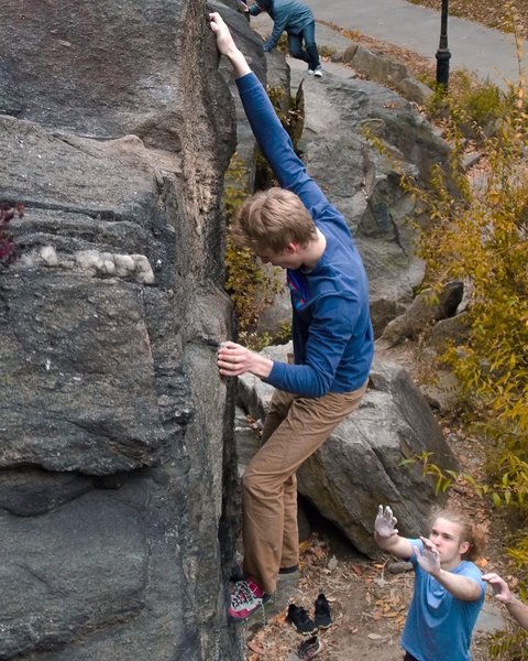 Carter Ley (@carter.ley) makes the final moves on Cat Arete. A surprisingly heady route for Central Park!