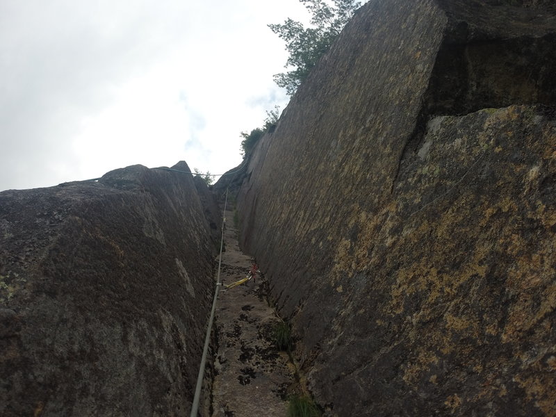 Comme le mentionne le topo, voici une photo de la variante de la troisième longueur! Une belle cheminé avec une petite fissure qui se passe en 5.9+. Très jolie :)
