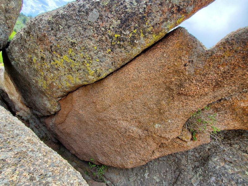 Start with your right hand in the v-slot where the crack jogs downward.