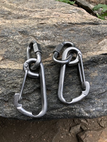 Replaced June 2020 - please donate to BCC (or ASCA). A generous climber had backed these up with regular carabiners. They were promptly stolen. Attn climbers: Not all "abandon" hardware is booty. Some of it is there for your convenience and safety.