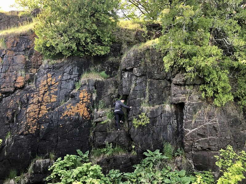 Photo of the 3rd/4th class down climb to reach base of pinnacle. Rock has gotten quite polished.