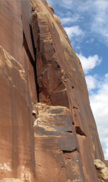 Found this old pic from 2003 of myself after squeezing up the backside of this pillar ... if I remember correctly it's real easy to slide back down the squeeze an down climb pretty easily
