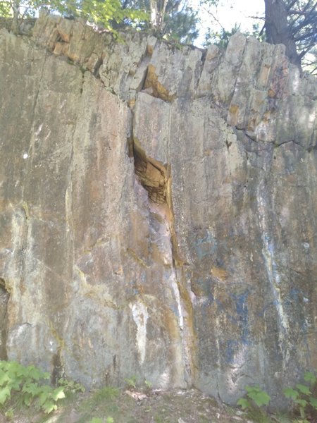 obvious center crack. Lots of loose rock. Avoid.