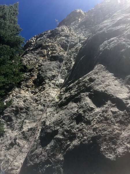 A rope hanging on the anchors.
