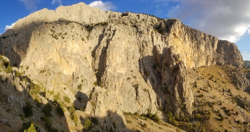 Yelatan recon to check out new cliffs on a belazy rest day in Turkey. My estimate is about 3 km of cliff with an average of 150 m tall !