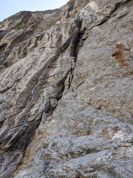 The starting crack. The line continues up and right out after pulling through the crack.