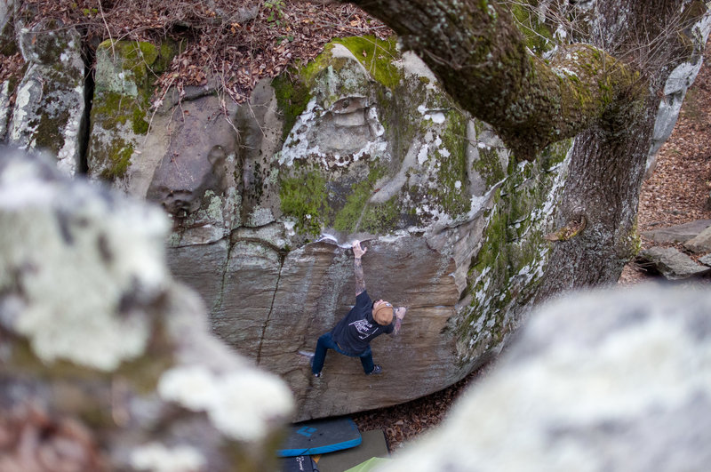 Todd Stebbing sticking the powerful lip move of Shiver Me Timbers Direct (V8).<br>
<br>
Photo: @dirtysouthclimber<br>
Climber: @todd.stebbs