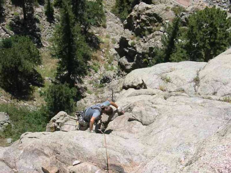 Joseffa Meir finishing the first half of P2 of Bitty Buttress.