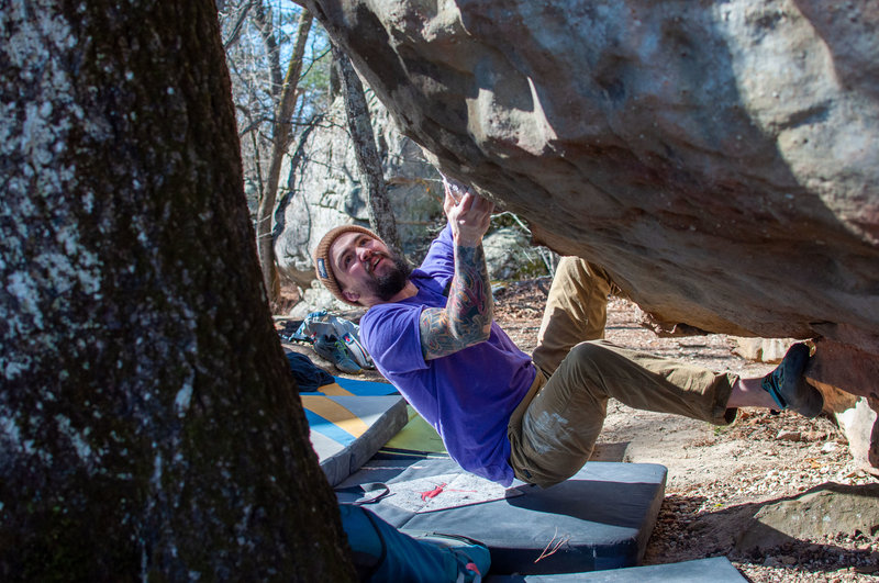 Todd Stebbing wrestling the tough opening moves of The Beach (V4).
<br>
<br>
Photo: @dirtysouthclimber
<br>
Climber: @todd.stebbs