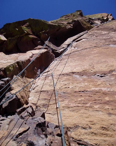 Double ropes used to prevent pulling outwards on the red Alien on the left.