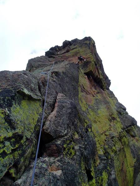 Moving right to the arete on P3. It's easy to link P2 and P3, but there's a bit of drag after you move around the arete on the left. Linking the two pitches makes the moves off the P2 belay safer, since more rope is out.