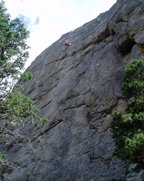 When linked as one pitch this is a long pitch for a sport climb. A 70m rope just touches the ground from the anchors. Although the rope runs very straight, it may still be worthwhile belaying at the P1 anchors to reduce the weight of the rope.