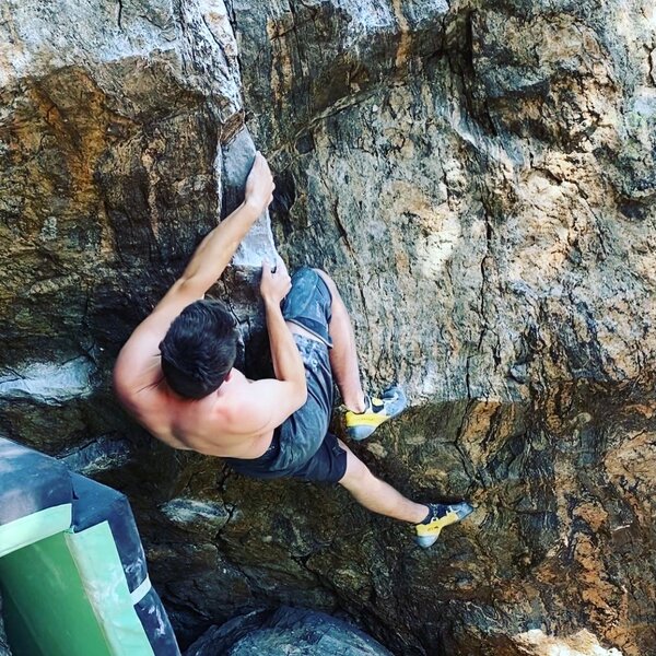 Locking in the kneebar.