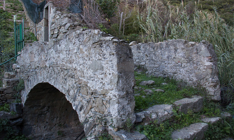 Old bridge at the beginning of the climb up to Corniolo Hill