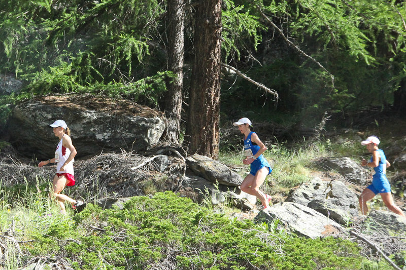 USA and Italia run the singletrack of the Bahnweg above the railway during the World Long Distance Mountain Running Championship