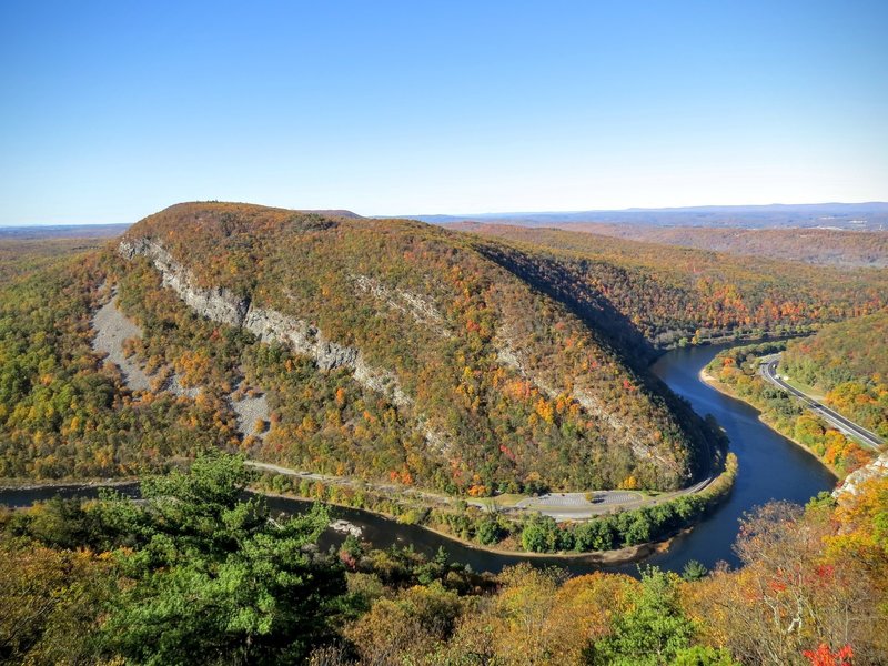 The summit of Mount Tammany looks out at Mt. Minsi across the Delaware River.