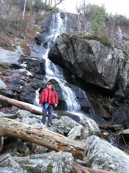A fellow hiker enjoys the chilly spray from Apple Orchard Falls.