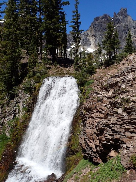 Cottonwood Creek Falls, with Mount Thielsen in the background.