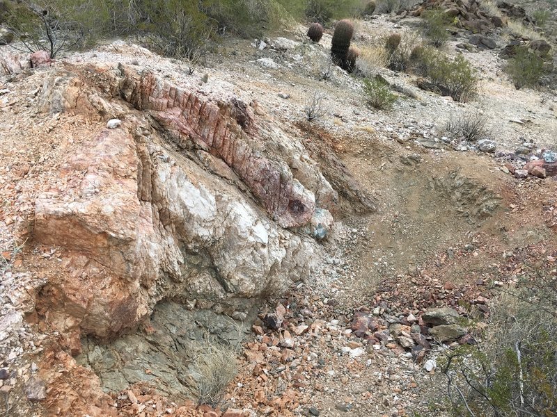 A large deposit of quartzite on Quartz Mine Trail.