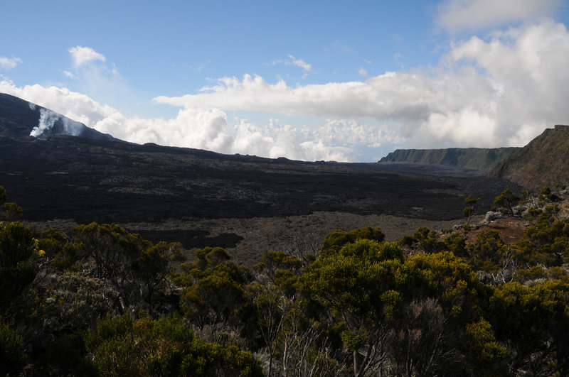 A view of the southern part of the crater from the 2018 eruption to the ramparts. Lava flows of different ages are clearly visible.