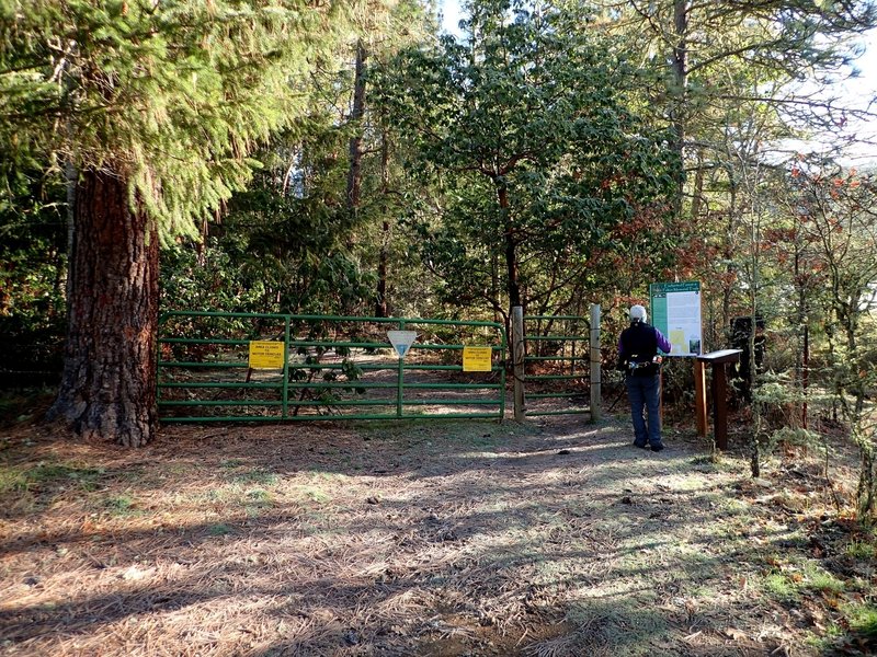 The small parking area at the trailhead
