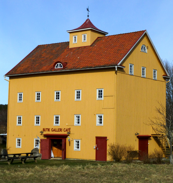 The building Magasinet Gula kvarn ("the Yellow Mill") in Nävekvarn, right next to Sörmlandsleden Trail.