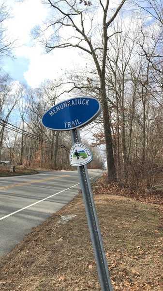 Menunkatuck/NET trail sign on Route 80