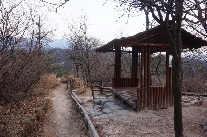 Picnic area on Section 8 of the Seoul Trail at Jangmi Park, taken on 10th of December 2020