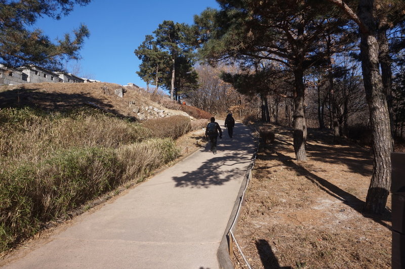 Seoul City Wall Trail towards Jongno Culture and Sports Center.