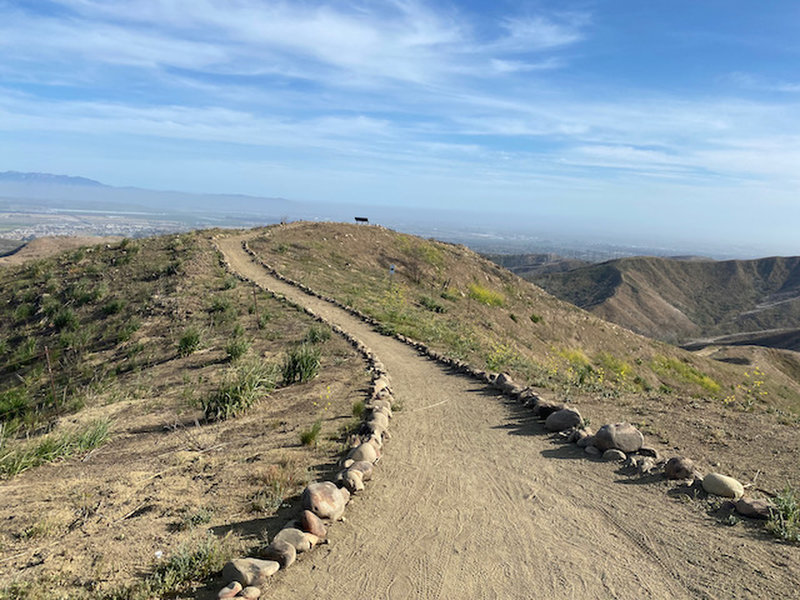 Trail to the Harmon Canyon overlook