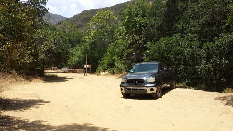 Sisar Canyon entrance and parking