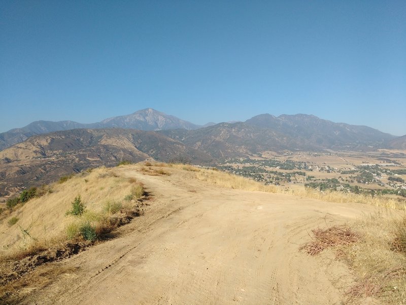 This is my first time in this area and if I hadn't come up the Grape Ave Trail I wouldn't know where it links in... especially because of the extra vegetation and recent grading work.  Hope this helps new people like me.
